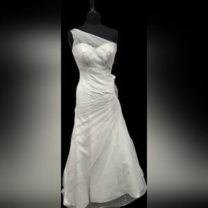 Elegant Ivory One-Shoulder Wedding Dress